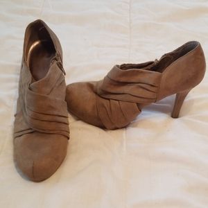 Mossino tan heels